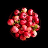 Granatäpfel in roter Schale